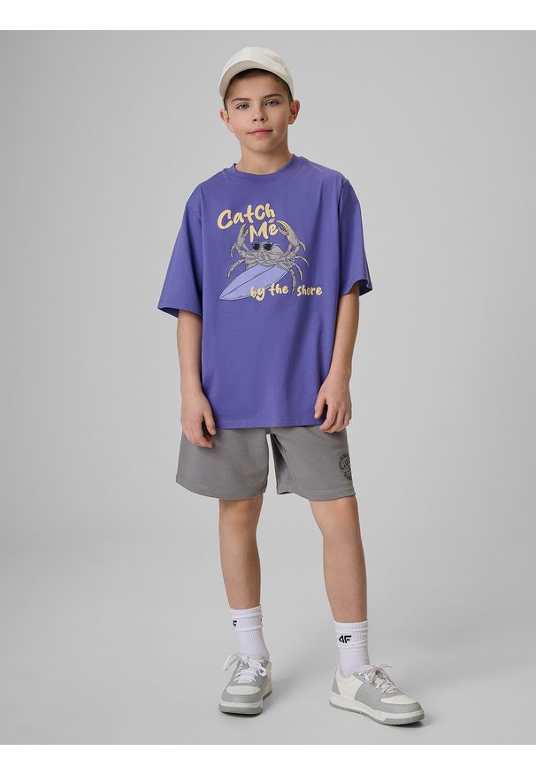 4f - 4F T-shirt loose z nadrukiem chłopięcy - fioletowy 134/140 (8-10 lat). Okazja: na co dzień. Kolor: fioletowy. Materiał: dzianina, skóra, bawełna. Wzór: nadruk. Sezon: lato. Styl: casual