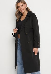 Born2be - Czarny Płaszcz w Stylu Trencza Ozdobiony Paskiem z Klamrą Ninellira. Kolor: czarny. Materiał: jeans. Długość rękawa: długi rękaw. Długość: długie. Wzór: aplikacja. Styl: klasyczny, elegancki #6