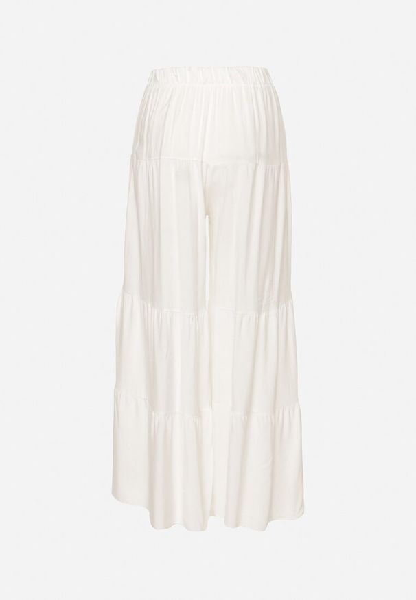 Born2be - Białe Szerokie Spodnie z Wiskozy z Gumką w Talii Ozdobione Falbanką Dimlea. Okazja: na co dzień. Kolor: biały. Materiał: wiskoza. Wzór: aplikacja. Styl: casual