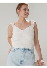 Sinsay - Crop top na ramiączkach - kremowy. Kolor: kremowy. Materiał: włókno, bawełna. Długość rękawa: na ramiączkach. Wzór: ażurowy