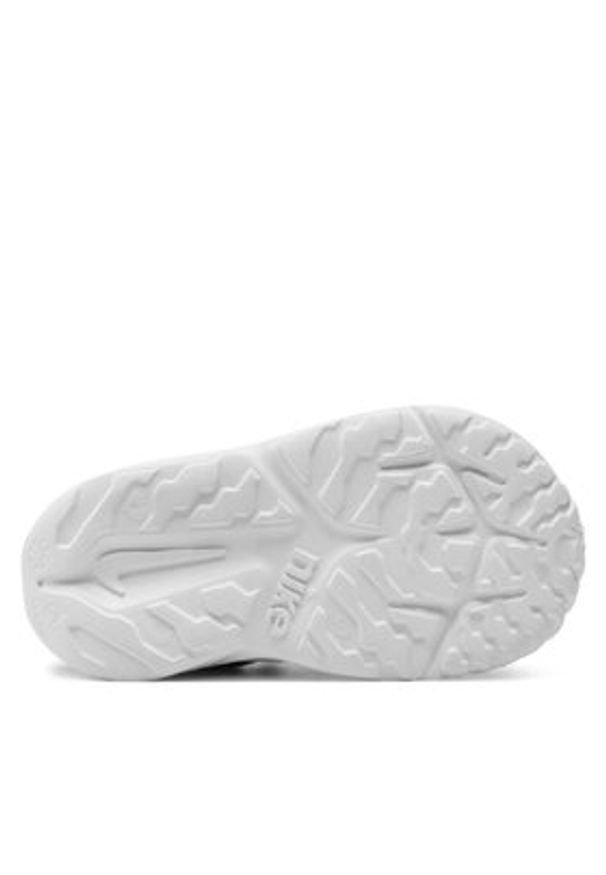 Nike Sneakersy Star Runner 4 Nn (TD) DX7616 001 Czarny. Kolor: czarny. Materiał: materiał