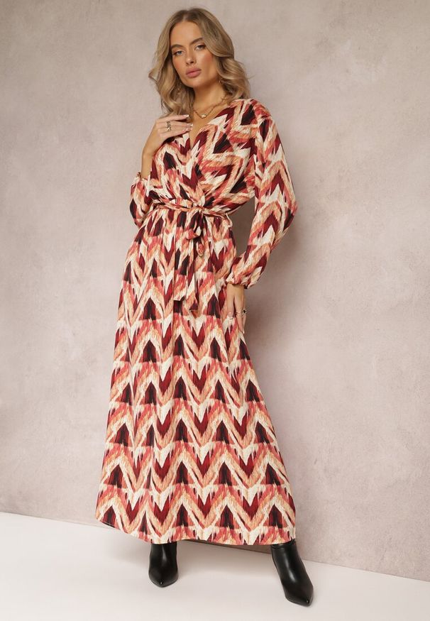 Renee - Bordowo-Beżowa Rozkloszowana Sukienka z Kopertowym Dekoltem i Wiązanym Paskiem Salmate. Kolor: czerwony. Długość rękawa: długi rękaw. Typ sukienki: kopertowe. Długość: maxi