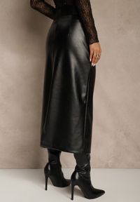 Renee - Czarna Ołówkowa Spódnica z Imitacji Skóry z Paskiem z Wyrazistą Klamrą Rewedana. Kolor: czarny. Materiał: skóra. Długość: krótkie. Styl: elegancki #4