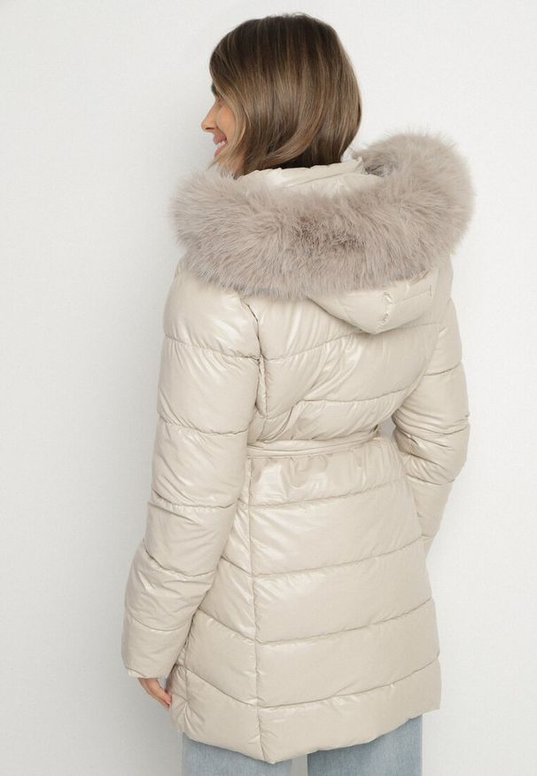 Born2be - Beżowa Pikowana Kurtka z Odpinanym Kapturem i Futerkiem Wiązana Paskiem Olenessa. Kolor: beżowy. Materiał: futro. Sezon: zima