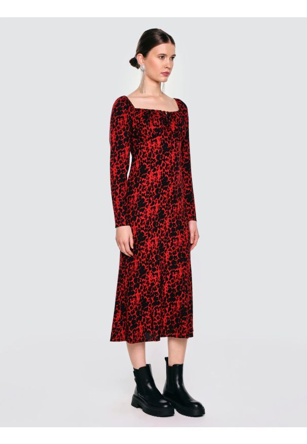 Big-Star - Sukienka damska midi z wiskozy z nadrukiem czerwono-czarna Kiara 603. Okazja: na co dzień. Typ kołnierza: dekolt kwadratowy. Kolor: czerwony. Materiał: wiskoza. Długość rękawa: długi rękaw. Wzór: nadruk. Styl: casual. Długość: midi