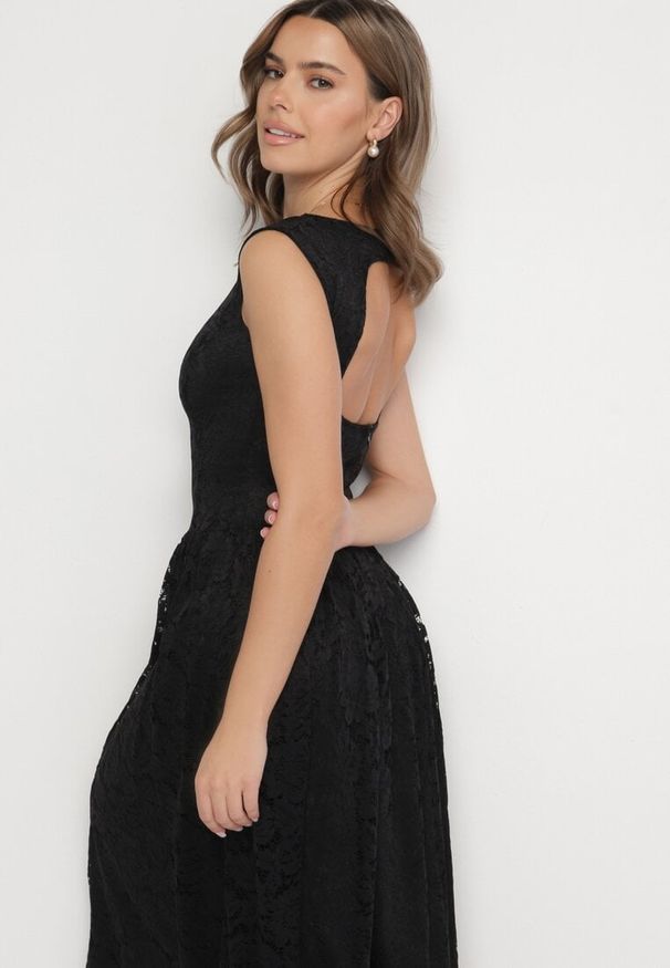 Born2be - Czarna Koronkowa Sukienka o Rozkloszowanym Kroju z Odkrytymi Plecami Nelamia. Okazja: na co dzień, na imprezę. Kolor: czarny. Materiał: koronka. Długość rękawa: bez rękawów. Styl: elegancki, casual, wizytowy