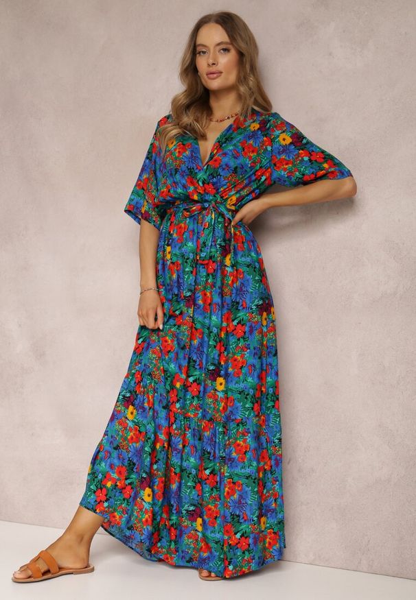 Renee - Niebiesko-Zielona Sukienka z Wiskozy Lylian. Kolor: niebieski. Materiał: wiskoza. Wzór: aplikacja, kwiaty. Sezon: lato. Typ sukienki: kopertowe. Styl: retro, elegancki. Długość: maxi