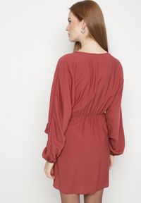 Born2be - Czerwona Wiskozowa Sukienka Kopertowa z Wiązaniem i Bufiastymi Rękawami Onevia. Okazja: na co dzień. Kolor: czerwony. Materiał: wiskoza. Typ sukienki: kopertowe. Styl: casual, klasyczny #7