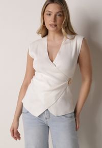 Born2be - Biała Bluzka z Wiskozą Kopertowym Dekoltem i Metalową Klamrą z Boku Sanviel. Kolor: biały. Materiał: wiskoza #1