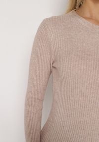 Born2be - Beżowa Dopasowana Sukienka z Prążkowanej Dzianiny z Bawełną Tesmera. Okazja: do pracy, na co dzień, na spotkanie biznesowe. Kolor: beżowy. Materiał: dzianina, bawełna, prążkowany. Styl: casual, biznesowy #7