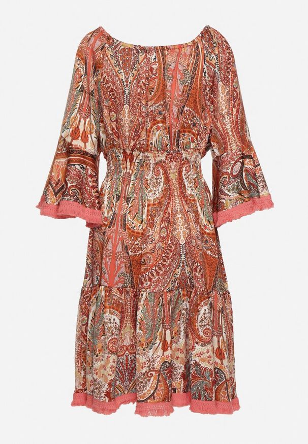 Born2be - Czerwona Sukienka Hiszpanka Ozdobiona Frędzlami o Rozkloszowanym Fasonie w Print Paisley Allnight. Okazja: na co dzień. Typ kołnierza: dekolt hiszpanka. Kolor: czerwony. Wzór: aplikacja, nadruk, paisley. Typ sukienki: proste. Styl: casual, elegancki