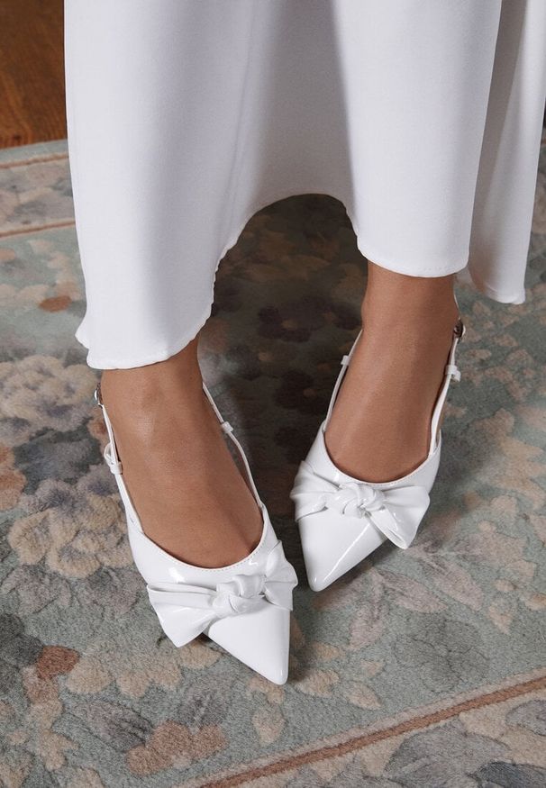 Renee - Białe Sandały Lakierowane Vices na Kaczuszce Typu Slingback z Kokardą Kovenna. Okazja: na co dzień, na ślub cywilny, na wesele. Zapięcie: sprzączka. Kolor: biały. Materiał: lakier. Obcas: na szpilce. Styl: casual, elegancki, klasyczny. Wysokość obcasa: średni