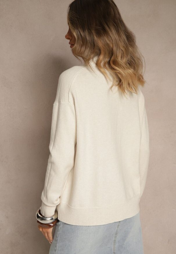 Renee - Jasnobeżowy Golf z Dodatkiem Kaszmiru z Przeszyciami po Bokach Avenella. Okazja: na spotkanie biznesowe. Typ kołnierza: golf. Kolor: beżowy. Materiał: kaszmir. Styl: klasyczny, biznesowy, elegancki