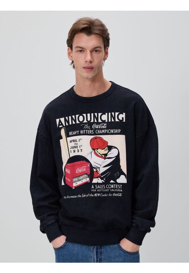 Reserved - Bluza comfort fit z nadrukiem Coca-Cola - czarny. Kolor: czarny. Materiał: dzianina, bawełna. Wzór: nadruk