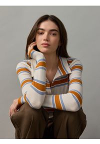 Reserved - Longsleeve polo w paski - kremowy. Typ kołnierza: polo. Kolor: kremowy. Materiał: dzianina, wiskoza. Długość rękawa: długi rękaw. Wzór: paski