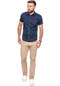 Wrangler - KOSZULA MĘSKA KRÓTKI RĘKAW WRANGLER SS 1 PKT SHIRT NAVY W5860LO35 112129506. Typ kołnierza: kołnierzyk klasyczny. Materiał: len, tkanina. Długość rękawa: krótki rękaw. Długość: krótkie. Wzór: gładki. Styl: klasyczny #6