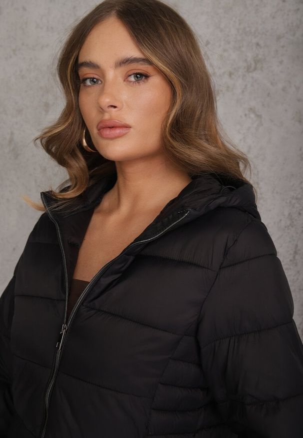 Renee - Czarna Pikowana Kurtka Przejściowa z Kapturem Learithra. Typ kołnierza: kaptur. Kolor: czarny. Materiał: nylon, jeans. Wzór: geometria. Styl: street