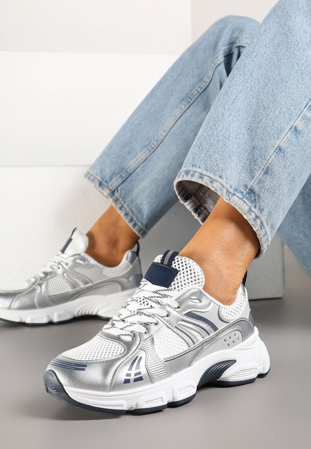 Renee - Biało-Srebrne Streetwearowe Sneakersy ze Wstawkami z Siateczki Deylisse. Okazja: na co dzień, na spacer. Kolor: biały. Materiał: jeans. Szerokość cholewki: normalna. Sport: turystyka piesza