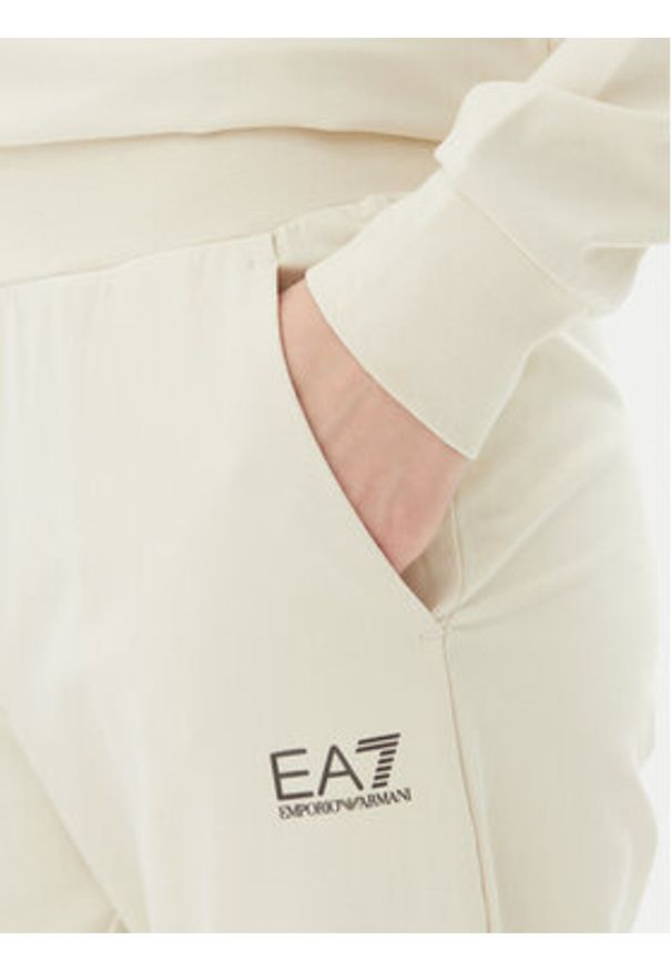 EA7 Emporio Armani Dres 7W000115 AF13135 U1079 Beżowy Regular Fit. Kolor: beżowy. Materiał: bawełna
