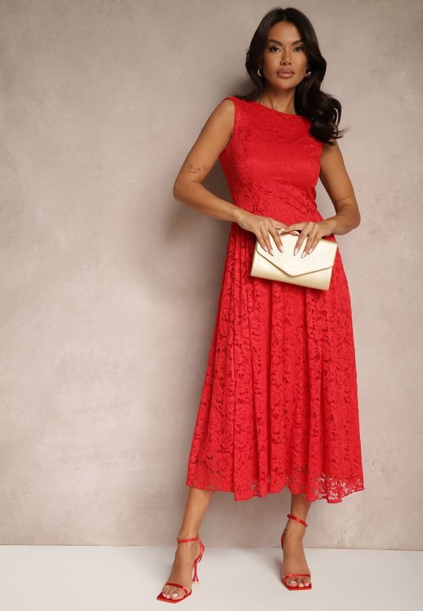 Renee - Czerwona Rozkloszowana Sukienka z Koronki z Wycięciem na Plecach Meltewia. Okazja: na co dzień. Kolor: czerwony. Materiał: koronka. Długość rękawa: bez rękawów. Wzór: koronka. Typ sukienki: rozkloszowane. Styl: casual, elegancki