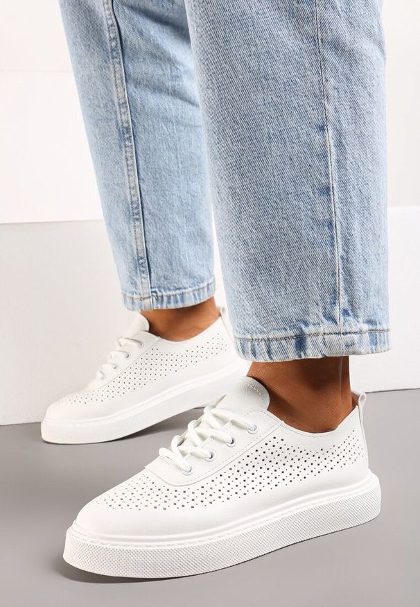 Born2be - Białe Sneakersy Ażurowe z Cholewką przed Kostkę Meepla. Nosek buta: okrągły. Zapięcie: sznurówki. Kolor: biały. Szerokość cholewki: normalna. Wzór: ażurowy. Wysokość cholewki: przed kostkę. Materiał: materiał. Obcas: na obcasie. Wysokość obcasa: niski