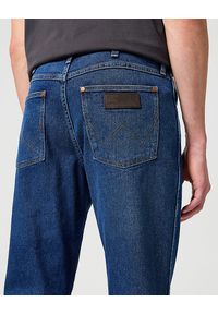 Wrangler - WRANGLER LARSTON MĘSKIE SPODNIE JEANSOWE JEANSY DŻINSY THE ROCK W18S8450X. Styl: rockowy