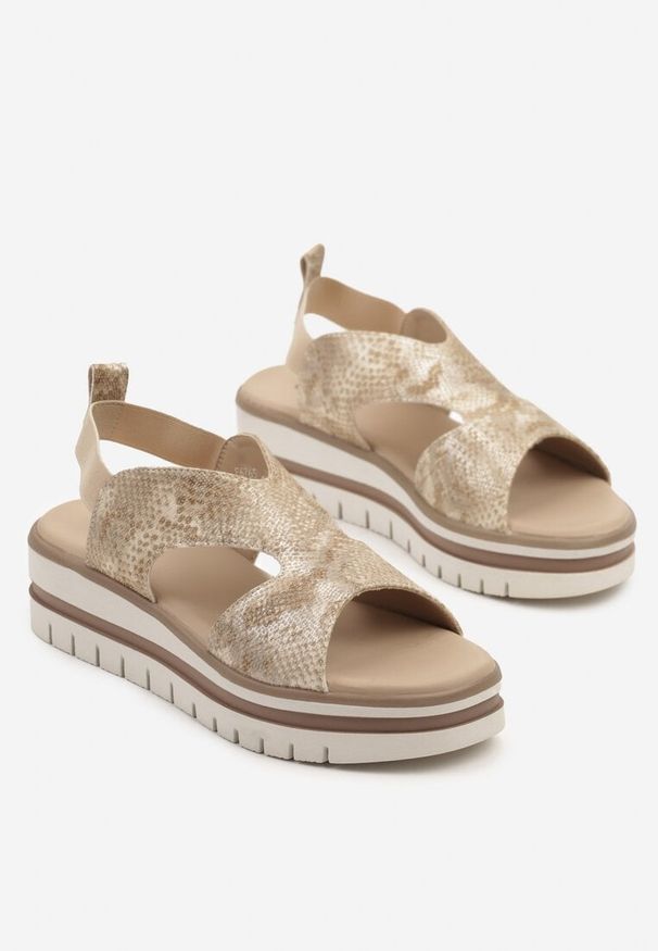 Born2be - Beżowe Sandały na Grubej Podeszwie z Tłoczoną Cholewką Mevincia. Okazja: na co dzień. Kolor: beżowy. Styl: elegancki, klasyczny, casual