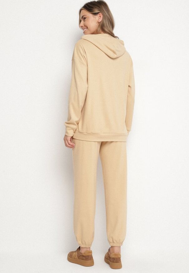 Born2be - Ciemnobeżowy Komplet Dresowy Bluza z Kapturem i Kangurową Kieszenią i Spodnie Liriela. Kolor: beżowy. Materiał: dresówka