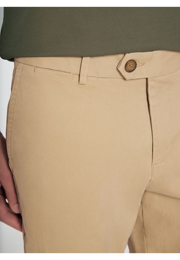 Pako Lorente - PAKO LORENTE - Beżowe spodnie chino z bawełną. Kolor: beżowy. Materiał: bawełna. Wzór: gładki. Sezon: zima, jesień. Styl: klasyczny