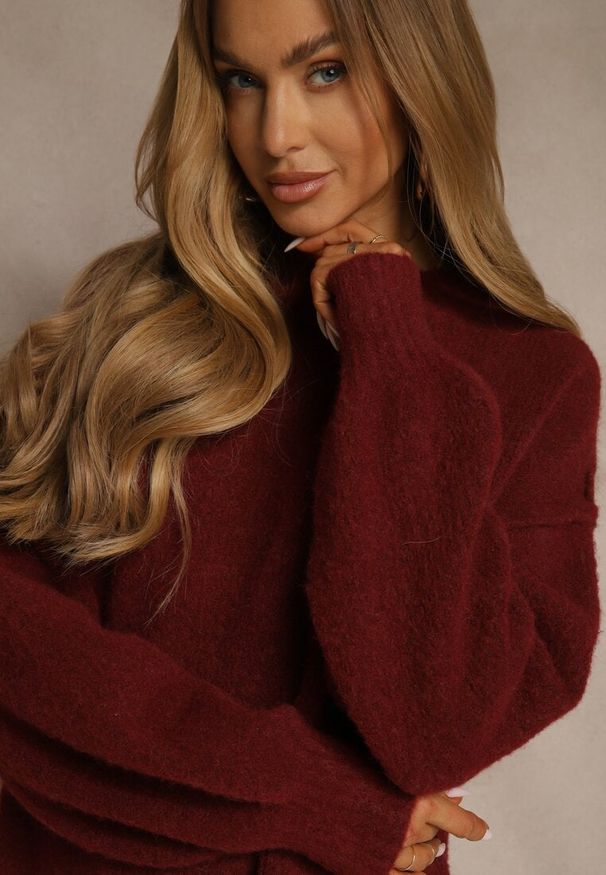 Renee - Bordowa Dzianinowa Sukienka z Dodatkiem Wełny o Pudełkowym Kroju Nesava. Okazja: na co dzień. Kolor: czerwony. Materiał: dzianina, wełna. Typ sukienki: proste. Styl: casual