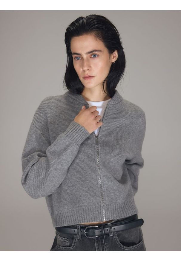 Reserved - Krótki kardigan z suwakiem - szary. Kolor: szary. Materiał: dzianina, prążkowany. Długość: krótkie