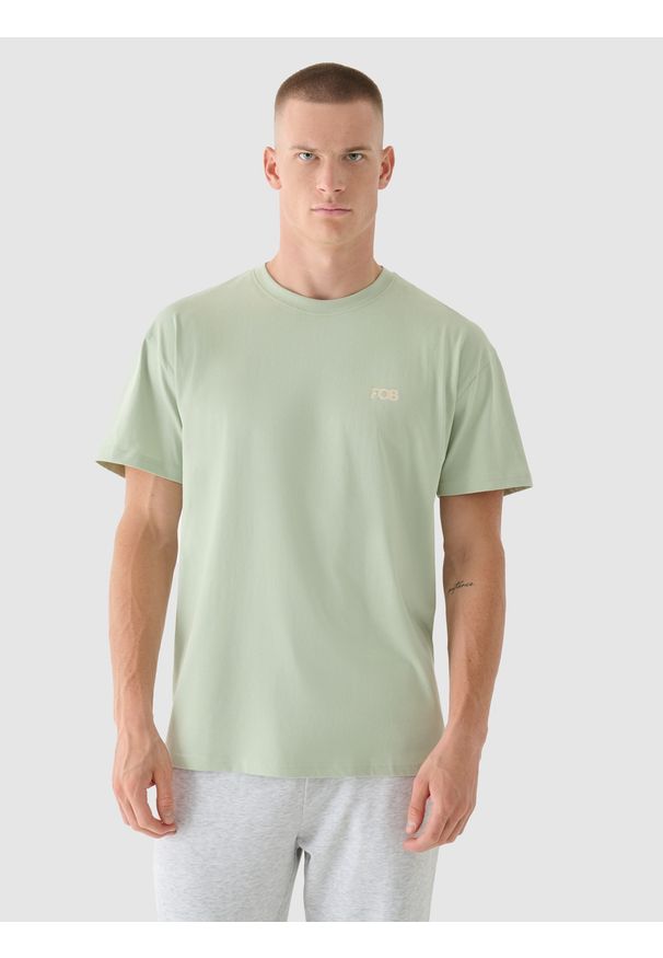4f - 4F T-shirt oversize z nadrukiem męski - oliwkowy XXL. Okazja: na co dzień. Kolor: oliwkowy, wielokolorowy, brązowy. Materiał: bawełna, jersey, dzianina. Długość rękawa: krótki rękaw. Długość: krótkie. Wzór: nadruk. Styl: sportowy, klasyczny, casual