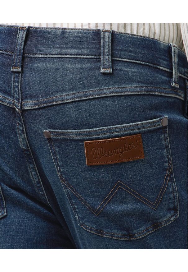 Wrangler - MESKIE SPODNIE WRANGLER LARSTON MARINE TINT 112371025. Styl: marine