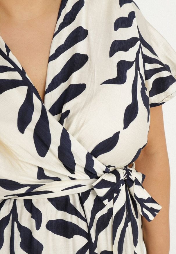 Born2be - Niebieska Rozkloszowana Sukienka z Wiskozą i Kopertowym Dekoltem w Liście Edialissa. Okazja: na co dzień. Typ kołnierza: dekolt kopertowy. Kolor: niebieski. Materiał: wiskoza. Wzór: aplikacja. Typ sukienki: kopertowe. Styl: klasyczny, casual, elegancki