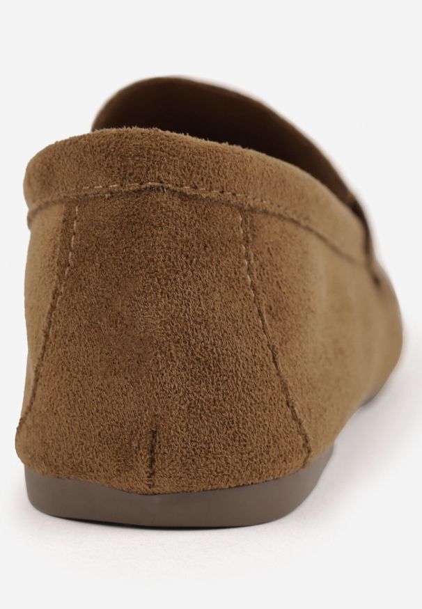 Born2be - Ciemnobeżowe Mokasyny VICES z Modnymi Chwostami z Imitacji Zamszu z Wkładką z Naturalnej Skóry Calirea. Okazja: do pracy, na co dzień. Kolor: beżowy. Materiał: skóra, zamsz. Wzór: aplikacja. Styl: elegancki, klasyczny, casual