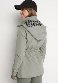 Born2be - Ciemnozielona Kurtka Parka Ściągana w Pasie Aridra. Okazja: na spacer, na co dzień. Kolor: zielony. Materiał: jeans. Styl: casual, elegancki #3