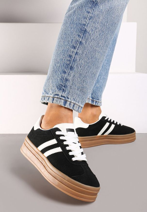 Renee - Czarne Klasyczne Sneakersy na Niewysokiej Platformie Terilee. Okazja: na co dzień. Kolor: czarny. Materiał: jeans. Wzór: aplikacja. Obcas: na platformie