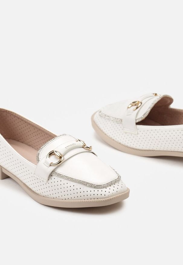 Born2be - Białe Półbuty Loafersy Ozdobione Klamrą Cyrkoniami i Perforacją Jalessa. Zapięcie: klamry. Kolor: biały. Materiał: dzianina. Wzór: aplikacja. Sezon: wiosna, jesień. Styl: elegancki