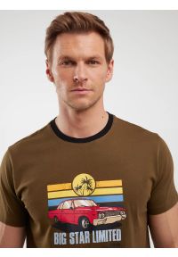 Big-Star - Koszulka męska z kolorowym nadrukiem khaki Ralier 303. Kolor: zielony. Materiał: bawełna, jeans, skóra. Wzór: kolorowy, nadruk. Styl: klasyczny #3
