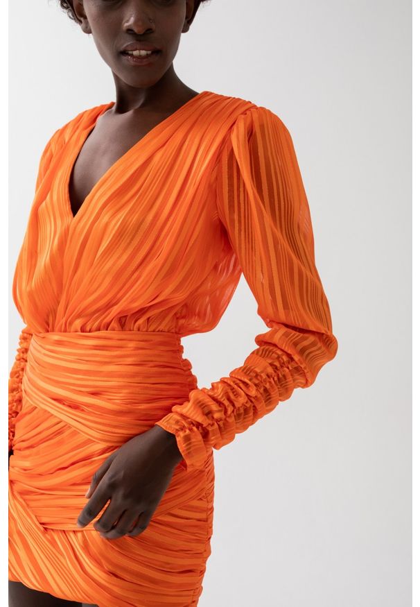 Marsala - Drapowana sukienka z szyfonu pomarańczowa - EMPIRE ORANGE. Okazja: na imprezę. Kolor: pomarańczowy. Materiał: szyfon. Długość rękawa: długi rękaw. Długość: mini