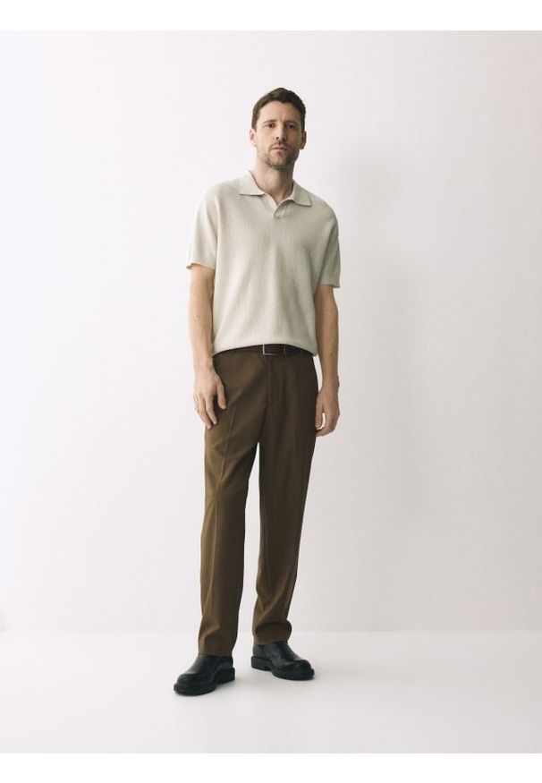 Reserved - Koszulka polo z lnem - złamana biel. Typ kołnierza: polo. Materiał: len