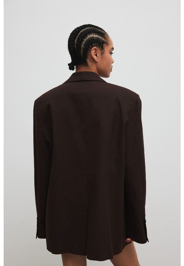 Marsala - Marynarka typu oversize z lnem w kolorze INTENSE BROWN - HARLEY-S/M. Materiał: len. Długość rękawa: długi rękaw. Długość: długie. Styl: sportowy, elegancki