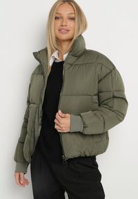 Born2be - Ciemnozielona Pikowana Kurtka Puffer o Prostym Kroju ze Ściągaczami przy Rękawach Suzzana. Okazja: na co dzień, na spacer. Kolor: zielony. Materiał: jeans, poliester. Styl: casual, elegancki #3