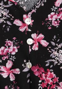 Renee - Czarna Sukienka z Wiskozy Philameia. Okazja: na co dzień. Typ kołnierza: dekolt w kształcie V, kołnierz z falbankami. Kolor: czarny. Wzór: aplikacja, kwiaty. Typ sukienki: proste. Materiał: wiskoza. Długość rękawa: krótki rękaw. Sezon: lato. Styl: boho, casual. Długość: mini #7