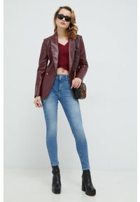 Guess sweter damski kolor bordowy lekki. Kolor: czerwony. Materiał: włókno, dzianina. Długość rękawa: raglanowy rękaw. Wzór: gładki #4