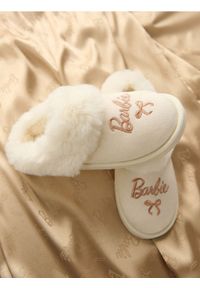 Sinsay - Kapcie z futerkiem Barbie - kremowy. Kolor: kremowy. Materiał: futro #1