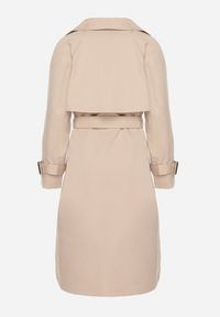 Born2be - Beżowy Płaszcz w Stylu Trencza Ozdobiony Paskiem z Klamrą Ninellira. Kolor: beżowy. Materiał: jeans. Długość rękawa: długi rękaw. Długość: długie. Wzór: aplikacja. Styl: klasyczny, elegancki #7