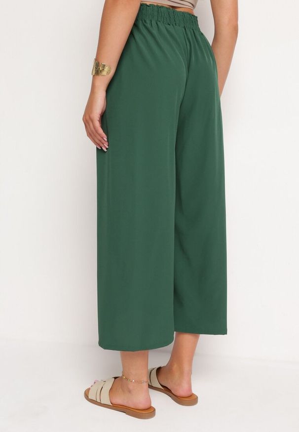 Born2be - Ciemnozielone Szerokie Spodnie z Wysokim Stanem Wiskozą i Gumką w Pasie Criseldas. Okazja: na co dzień, do pracy, na spotkanie biznesowe. Stan: podwyższony. Kolor: zielony. Materiał: wiskoza. Długość: długie. Styl: biznesowy, casual, elegancki