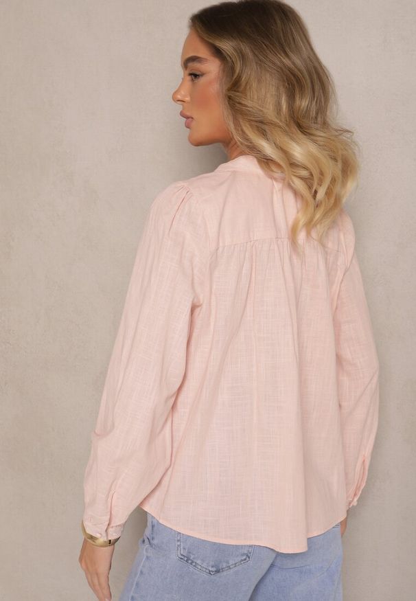 Renee - Różowa Bawełniana Koszula ze Stójką Guzikami i Ozdobnym Haftem Gonnalia. Okazja: na co dzień. Typ kołnierza: kołnierzyk stójkowy. Kolor: różowy. Materiał: bawełna. Długość rękawa: długi rękaw. Długość: długie. Wzór: haft. Styl: casual, klasyczny