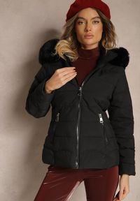 Renee - Czarna Pikowana Kurtka Mocno Ocieplana z Odpinanym Kapturem z Futrzanym Wykończeniem Nealith. Okazja: na co dzień. Kolor: czarny. Materiał: futro. Styl: elegancki, casual #3